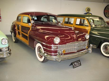 1947 Chrysler Town & Country Woody 4-dr sedan