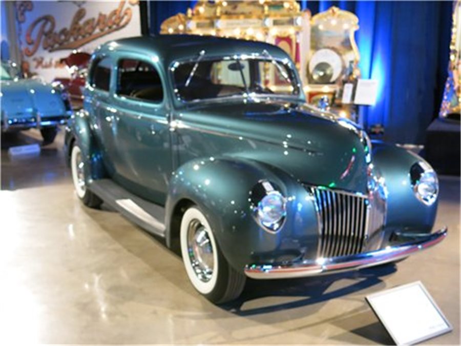 1939 Ford Deluxe Custom sedan