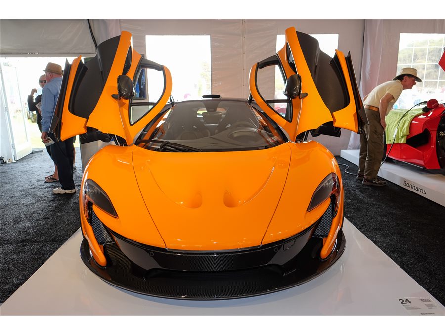 AUTOart 1:18 McLaren P1 Baujahr 2013 Fire Schwarz 76065 Modellauto